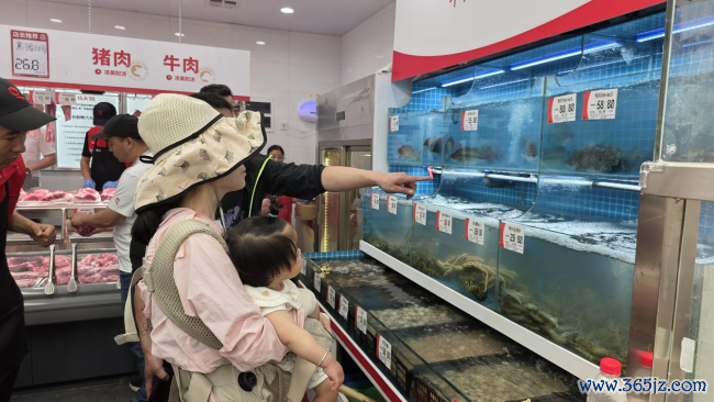 点亮上海品性生涯新坐标，钱大妈黄金城说念店肃肃开业